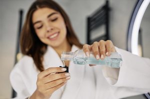 Ağız Duşları Ne İçin Kullanılır? İmplant Bakımı Nasıldır?